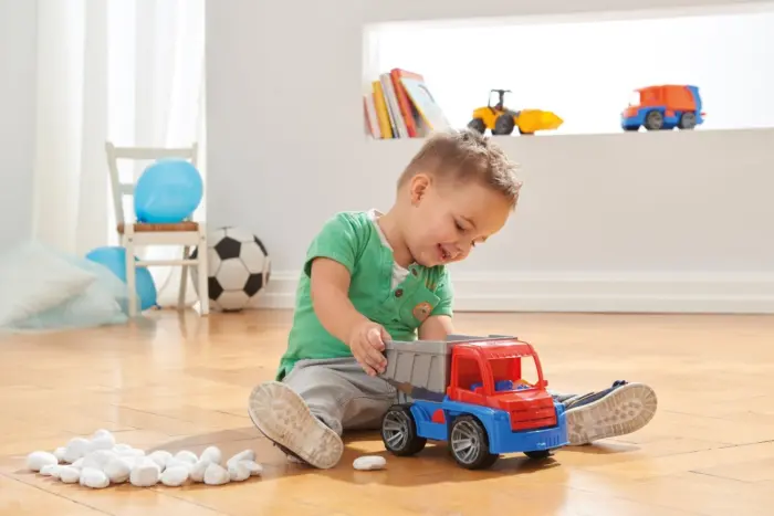 Lena TRUXX dump truck with driver figure, length 27 cm