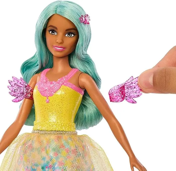 Barbie A Hidden Magic – kukull “Teresa” me fustan përrallor, flokë të valëzuara dhe krehër për lojë zbavitëse me stilizim