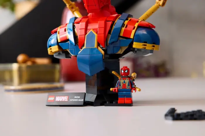 LEGO® Marvel Iron Spider-Man Bust (76326) – image 3