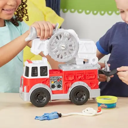 Play‑Doh Wheels Fire Truck – сет со количка пожарна и 5 калапи пластелин
