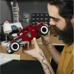 Mega Construx Hot Wheels – Bone Shaker 1:18 сет (904 парчиња) + Die‑Cast модел и сталак
