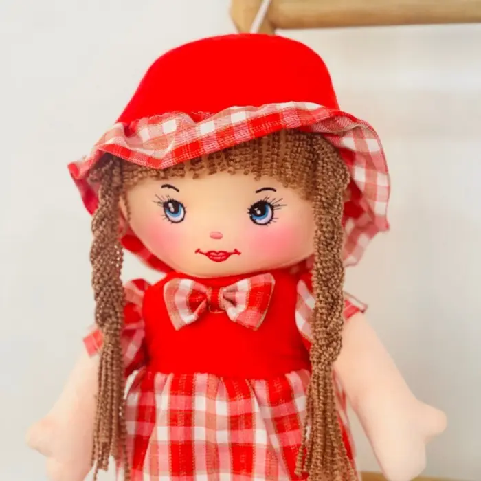 Мека кукла со капа, плетенки и карирано фустанче, 40 cm – слика 4