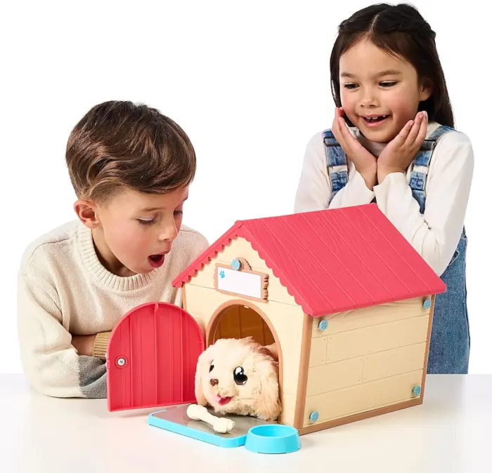 Little Live Pets – My Puppy’s Home Playset со интерактивно куче и 25+ звуци, вклучено куќичка и сет алатки
