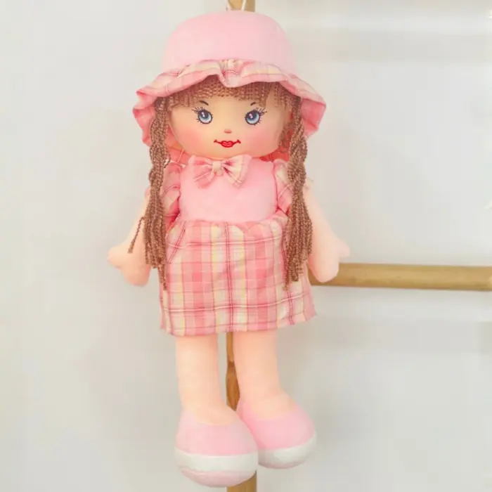 Мека кукла со капа, плетенки и карирано фустанче, 40 cm – слика 3