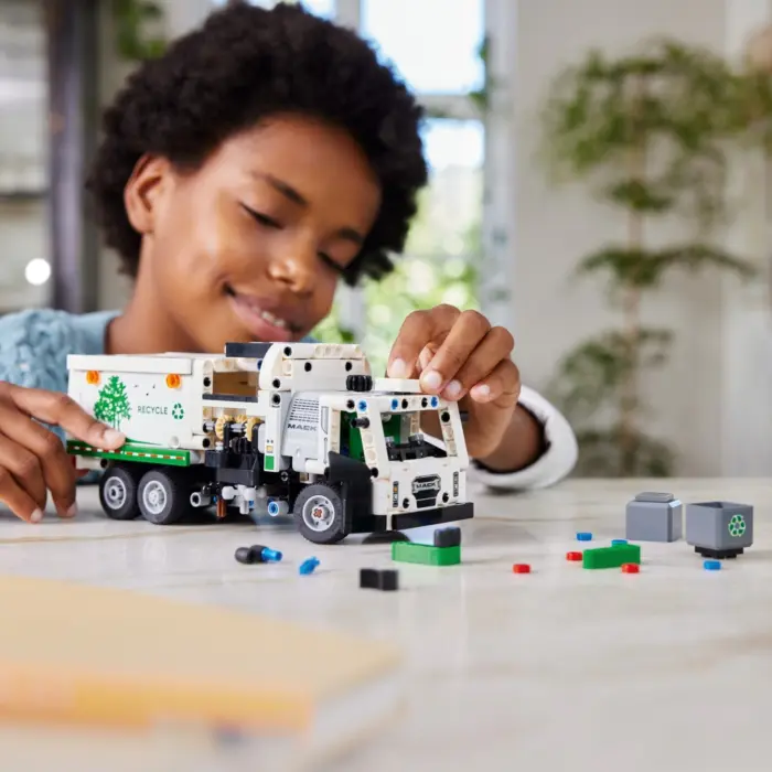 LEGO® Technic Камион за ѓубре Mack LR Electric (42167) – слика 6
