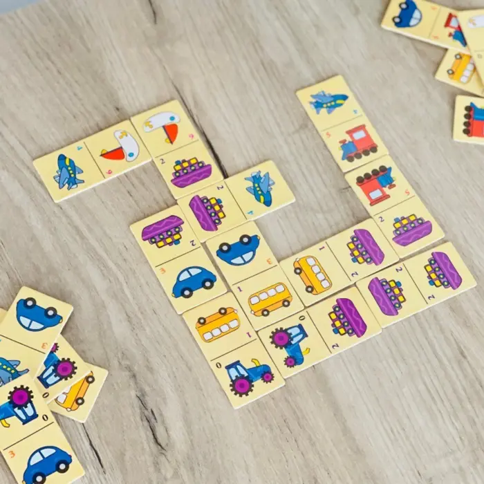Domino prej druri me figura në kuti druri, pllakat 7 x 3,5 cm – foto 2
