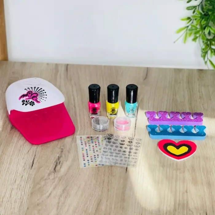 Сет за маникир Makeup Master со печка за сушење, лакови и налепници