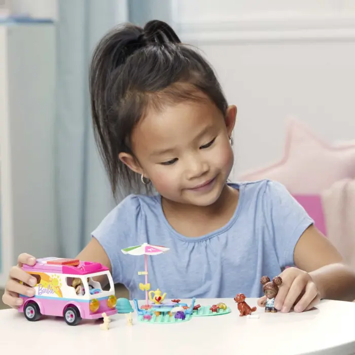 Barbie MEGA Сет коцки Adventure DreamCamper, 123 дела, со 2 мини кукли – слика 5