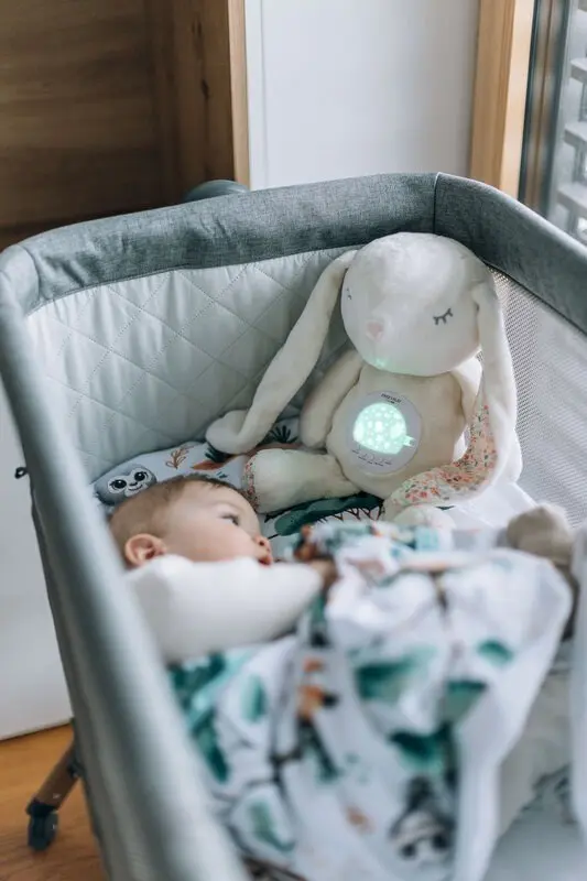 Free2Play Plush bunny Lisa – night light, projector and lullabies