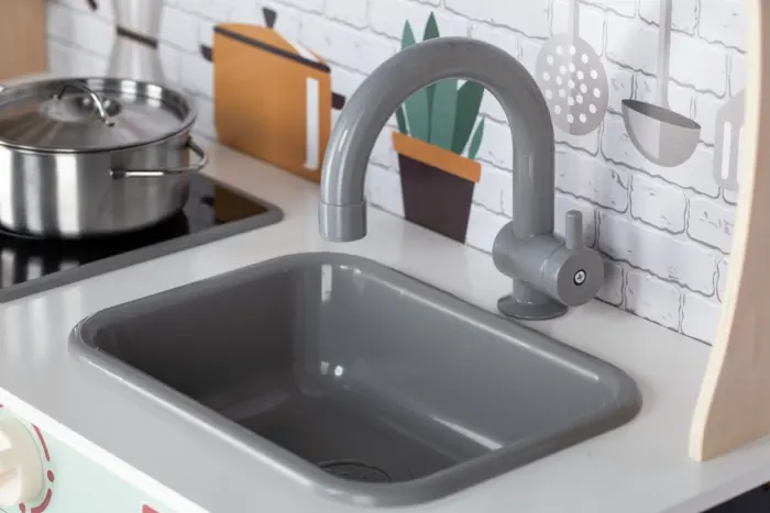 Free2Play Дрвена детска кујна Mini Chef со светла, звуци и додатоци – слика 5