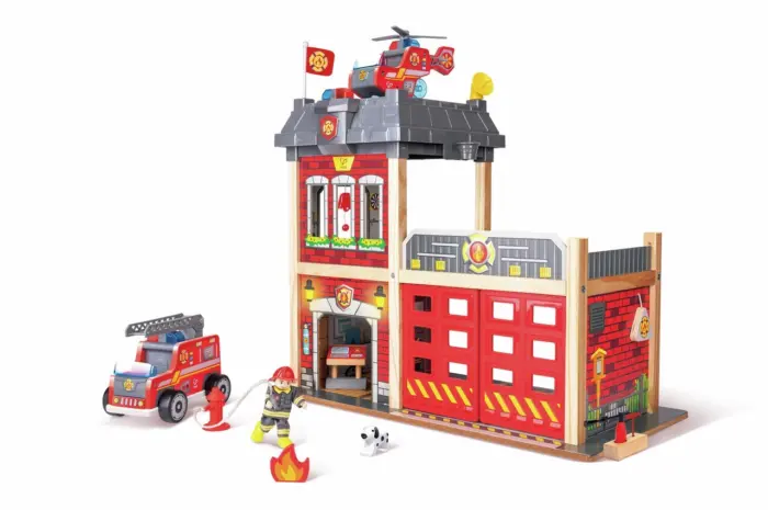 Hape Дрвена противпожарна станица City Fire Station, со светла и звуци