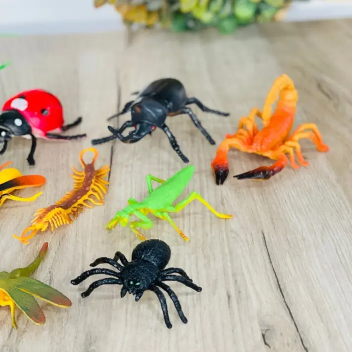 Сет фигури инсекти Insect World, 18 делови со растенија и камења – слика 5