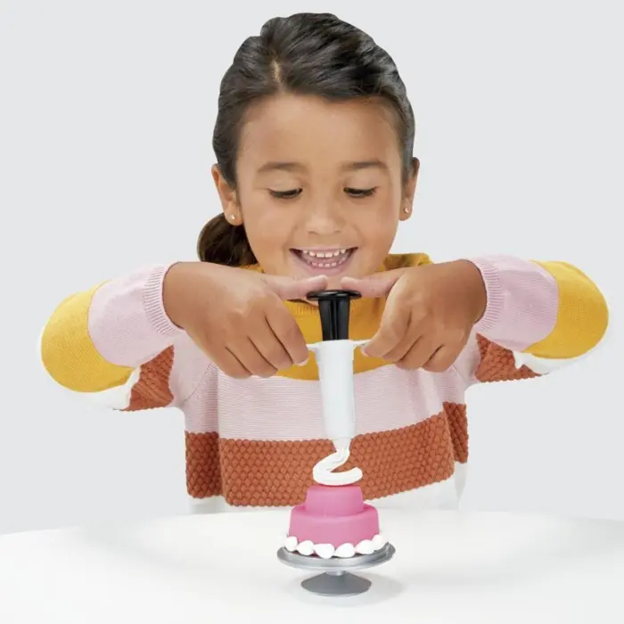 Play-Doh Kitchen Creations Rising Cake Oven – Play‑Doh cake making set with oven and 5 tubs of play dough
