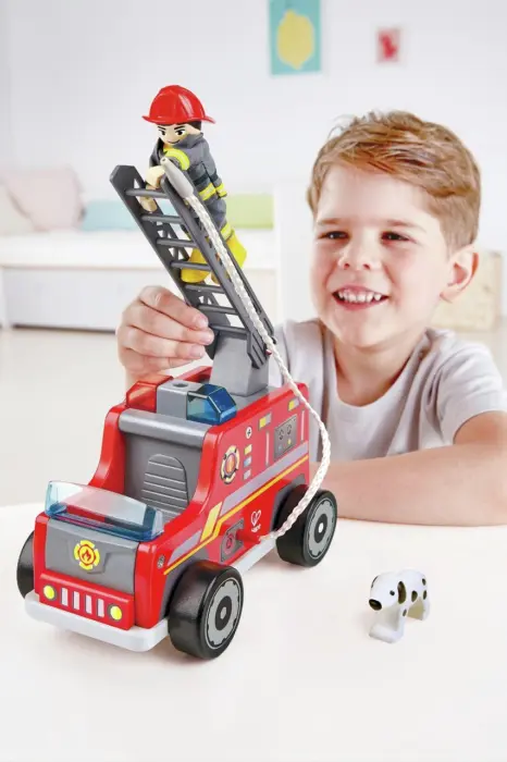 Hape Дрвено пожарно возило Fire Truck со пожарникар и куче – слика 4