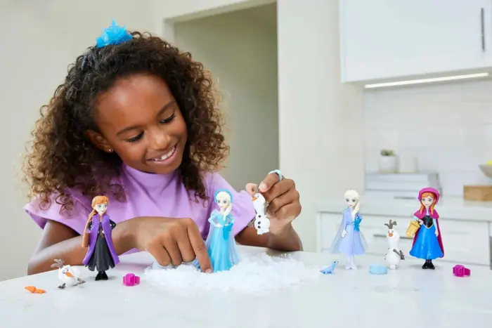 Lodra Disney Frozen – kukull Snow Color Reveal me 6 befasi për t'u zbuluar