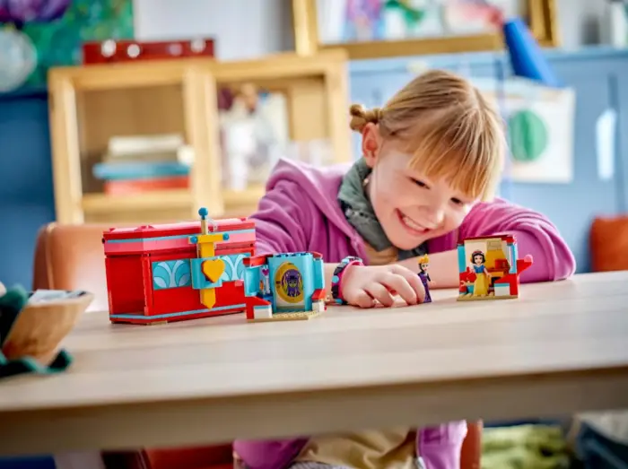 LEGO® Disney Kutia e stolive e Borëbardhës (43276)