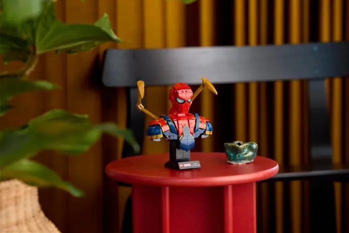 LEGO® Marvel Iron Spider-Man Bust (76326) – image 5