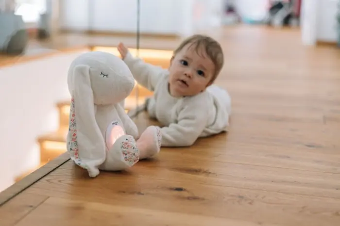 Free2Play Plush bunny Lisa – night light, projector and lullabies