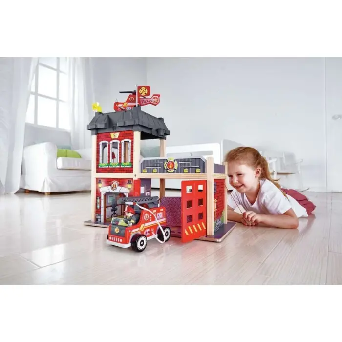 Hape Дрвена противпожарна станица City Fire Station, со светла и звуци – слика 5