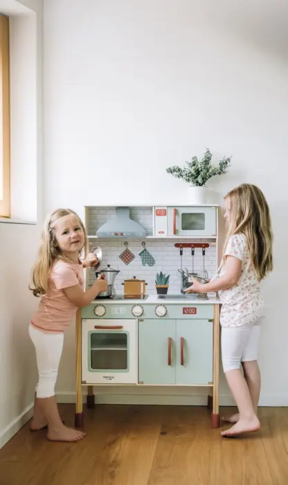 Free2Play Дрвена детска кујна Mini Chef со светла, звуци и додатоци – слика 2