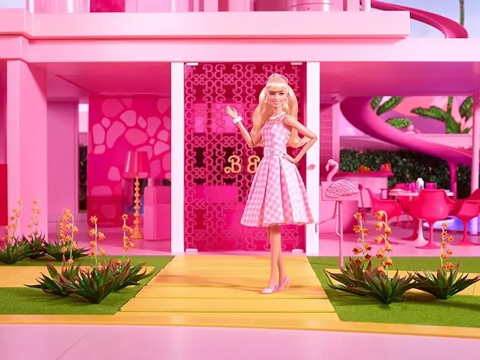 Barbie The Movie kukull – Margot Robbie si Barbie, kukull koleksioni me fustan rozë-bardhë dhe gjerdan me margarita