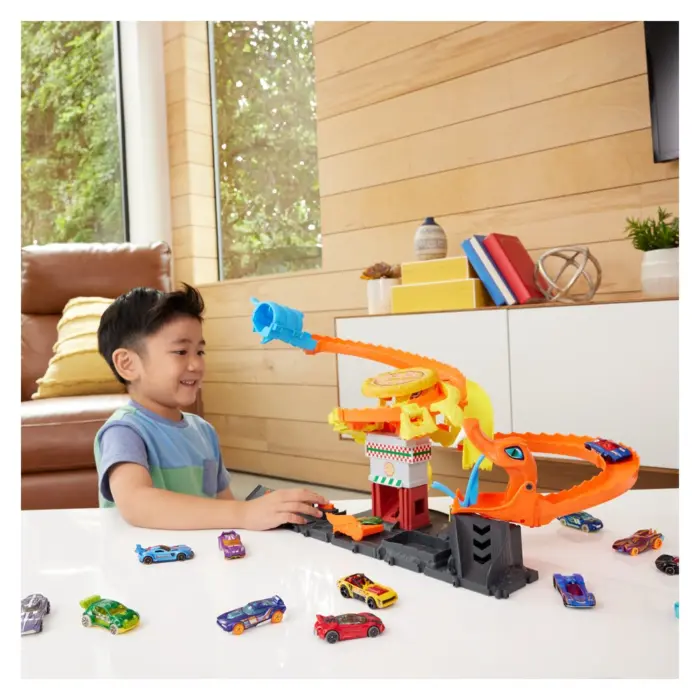 Hot Wheels City Акционен сет со кобра и пицерија