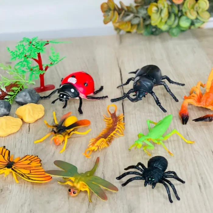 Сет фигури инсекти Insect World, 18 делови со растенија и камења – слика 4