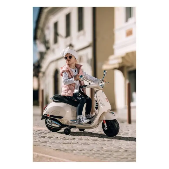 Prince Toys Vespa 801 12 V battery-powered kids' motorcycle, white – image 2