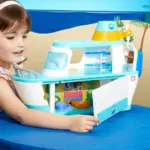 Peppa Pig – Peppa’s Cruise Ship Playset– mini kryqëzor me 3 nivele, 3 figura dhe 13 aksesorë
