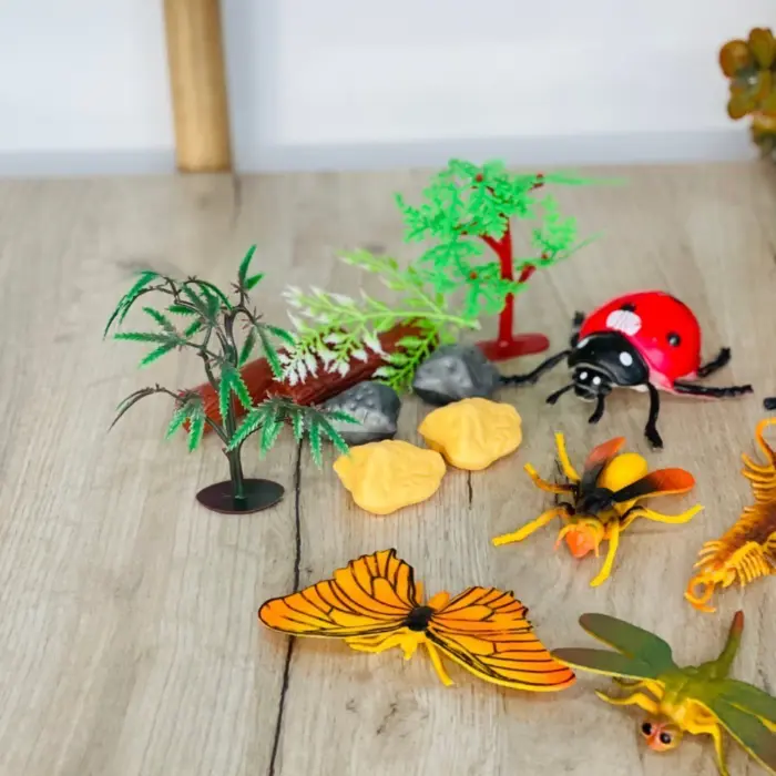 Сет фигури инсекти Insect World, 18 делови со растенија и камења – слика 3