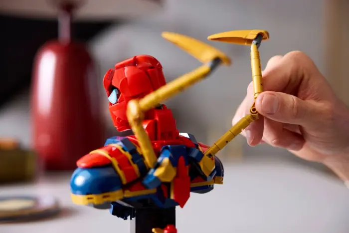 LEGO® Marvel Iron Spider-Man Bust (76326) – image 4