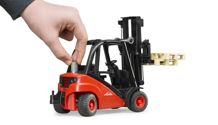 Bruder Виљушкар Linde H30D со 2 евро палети, размер 1:16 – слика 2