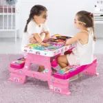 TAVOLINË E VOGËL BARBIE ME BANKA
