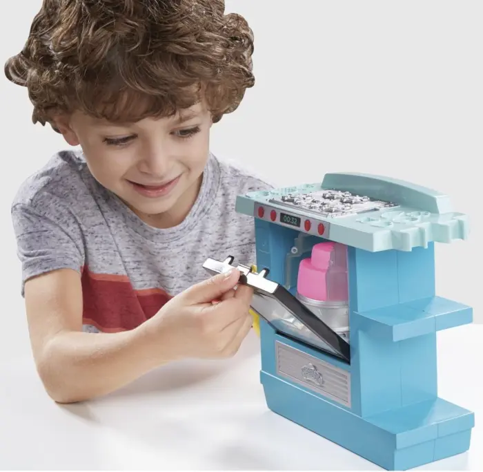 Play-Doh Kitchen Creations Rising Cake Oven – Play‑Doh cake making set with oven and 5 tubs of play dough