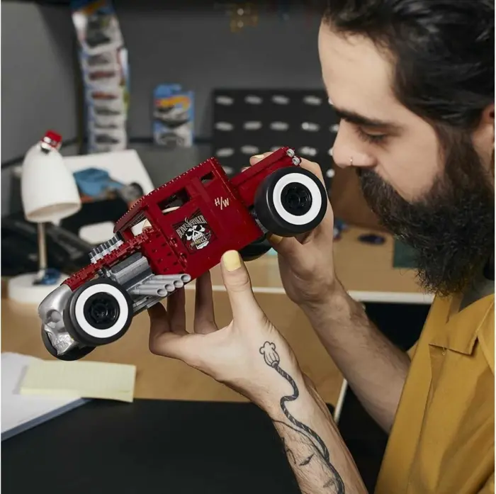 Mega Construx Hot Wheels – Bone Shaker 1:18 сет (904 парчиња) + Die‑Cast модел и сталак