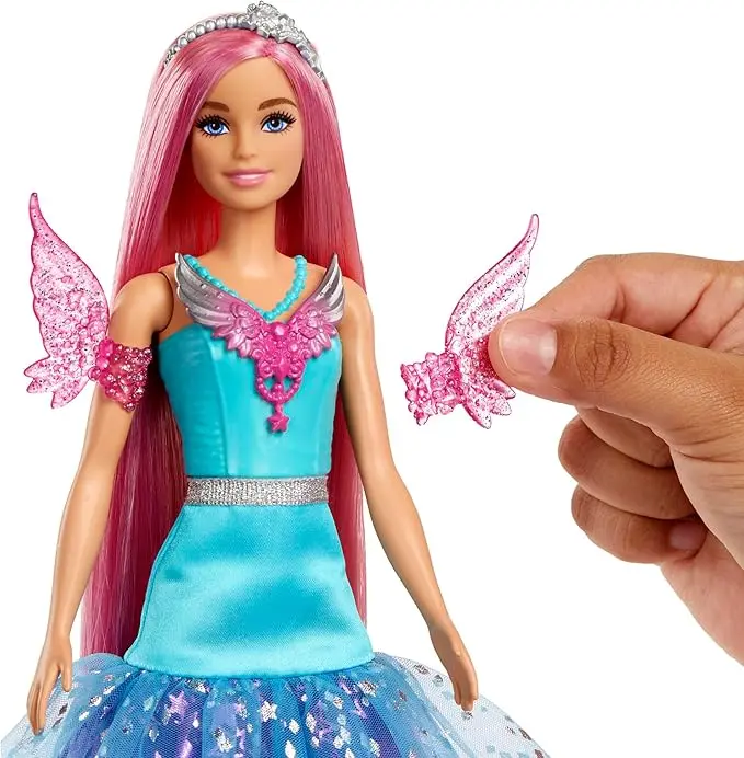 Kukull Barbie “Malibu” me 2 kafshë fantastike dhe fustan – nga seria Touch of Magic, me flokë të gjatë vjollcë