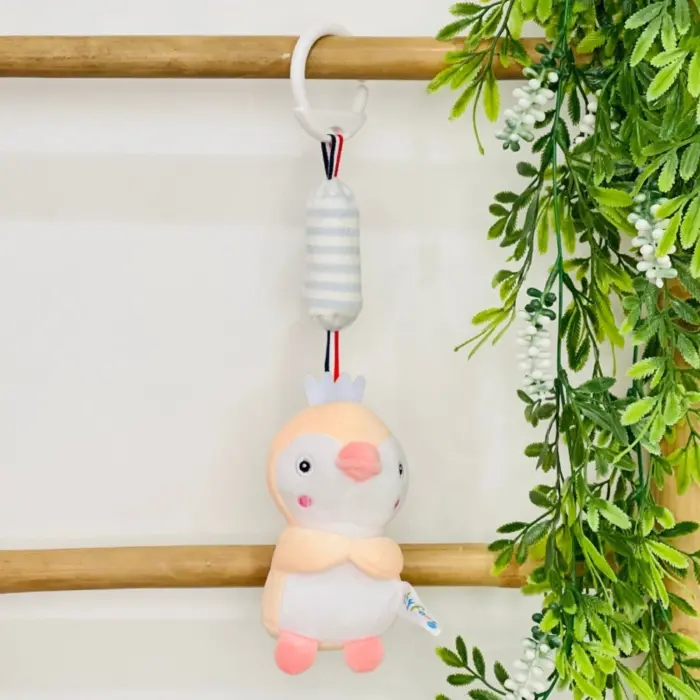 Плишана висечка играчка пингвинче за количка и креветче, 33,5 cm Плишана висечка играчка пингвинче за количка и креветче, 33,5 cm