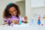 Lodra Disney Frozen – kukull Snow Color Reveal me 6 befasi për t'u zbuluar