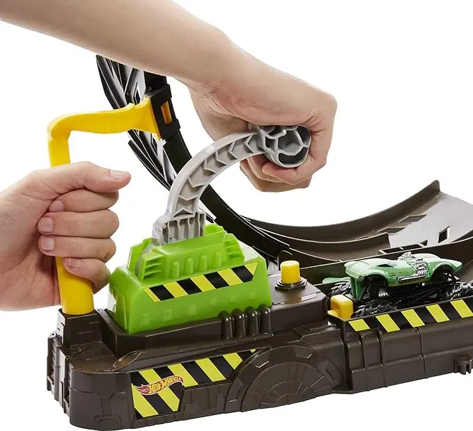 Hot Wheels Monster Trucks Epic Loop Challenge Playset – голем looping сет со Monster Truck + 1 Hot Wheels автомобилче