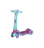 Детски тротинет 'Dede Frozen' со три тркала, украсен со сини и бели мотиви од цртаниот филм 'Frozen', поставен на бела позадина.