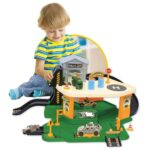 Воен гаражен сет 'Dede' со зелени и сиви подвижни делови, додатоци и две метални возила