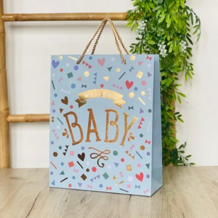 Украсно ќесе за бебешки подарок со натписи и златни детали, 26 x 32 x 10 cm – слика 2