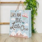Украсно ќесе за бебешки подарок со натписи и златни детали, 26 x 32 x 10 cm – слика 3