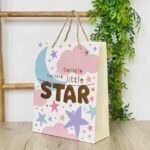 Украсно ќесе за бебешки подарок со натписи и златни детали, 26 x 32 x 10 cm – слика 4