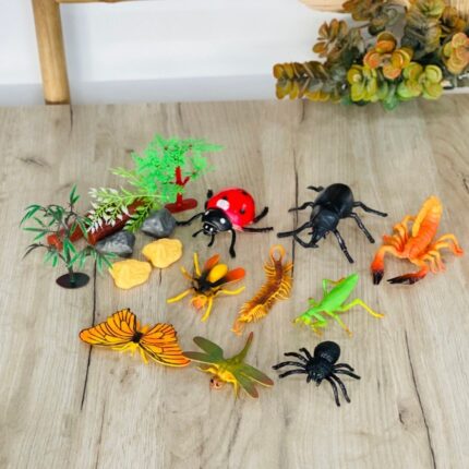 Сет фигури инсекти Insect World, 18 делови со растенија и камења