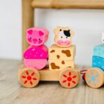 Дрвено возче на влечење – трактор со фармер и животни од фарма, 37 cm – слика 4