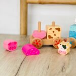 Дрвено возче на влечење – трактор со фармер и животни од фарма, 37 cm – слика 5