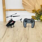 Remote control helicopter with lights and spare propellers – image 2