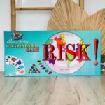 Стратешка друштвена игра за освојување територии, за 2–6 играчи