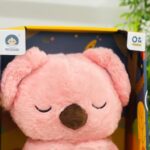 Плишана коала што дише, со смирувачко светло и звуци, Hug Doll – слика 5